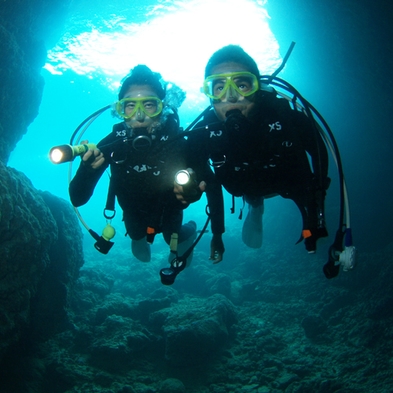 【青の洞窟体験ダイビングツアー】沖縄で人気のブルーホールを体感！